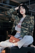 BLACKPINK LISAがセリーヌを着用した写真公開、トリオンフ キャンバスを使用