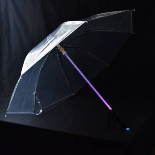 ライトセーバーのようなビニール傘が登場 暗闇で7色に発光 21年5月21日 エキサイトニュース