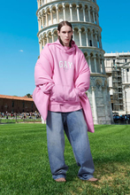 バレンシアガが「GAY」などの文字をあしらったカプセルコレクション発売　