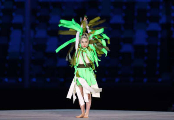 東京オリンピック閉会式でアオイヤマダがダンス披露 衣装は飯嶋久美子が制作 21年8月9日 エキサイトニュース