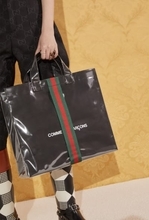 グッチ×コム デ ギャルソン新作、ロゴをあしらったショッパー型バッグを発売