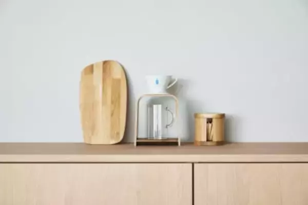 ブルーボトルコーヒーとカリモク家具がコラボ、ドリッパースタンドやフィルターケースを発売
