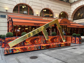 「フェンディ カフェ バイ アニヴェルセル」が表参道に再び登場　ピーコックブルーとオレンジの店舗デザインに