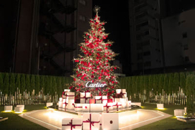 カルティエ、表参道交差点に来年秋までイベントスペース設置　第1弾はクリスマスツリー
