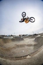 ムラサキスポーツがブランドホルダーを務める「THREEWEATHER」 東京・パリオリンピック出場 中村輪夢とブランド契約 オリジナルフレーム開発をスタート