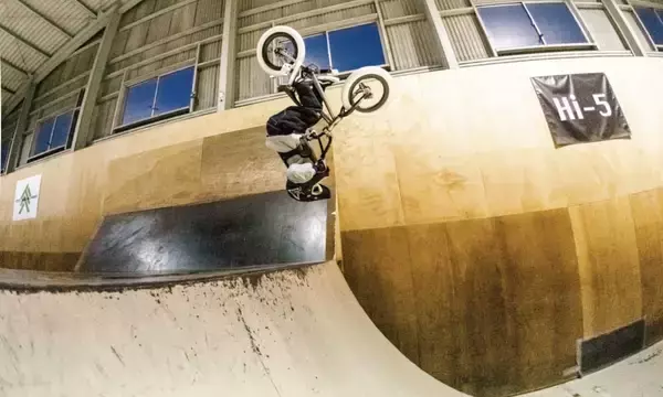 「弱冠5歳のBMXライダー田村紬が「バックフリップ男子最年少記録」でギネス世界記録™を樹立！」の画像