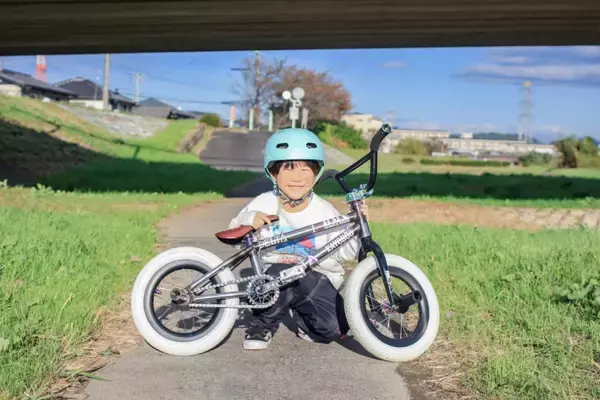「弱冠5歳のBMXライダー田村紬が「バックフリップ男子最年少記録」でギネス世界記録™を樹立！」の画像