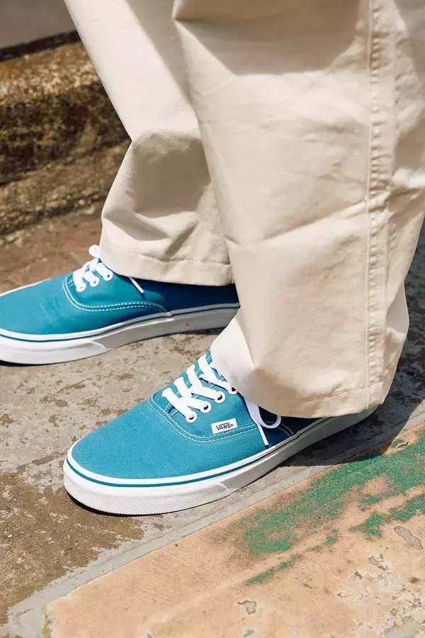 「青い「ヴァンズ」こそ夏の至高品！それ以外のアイテムはシンプルで。好例をスナップ！」の画像