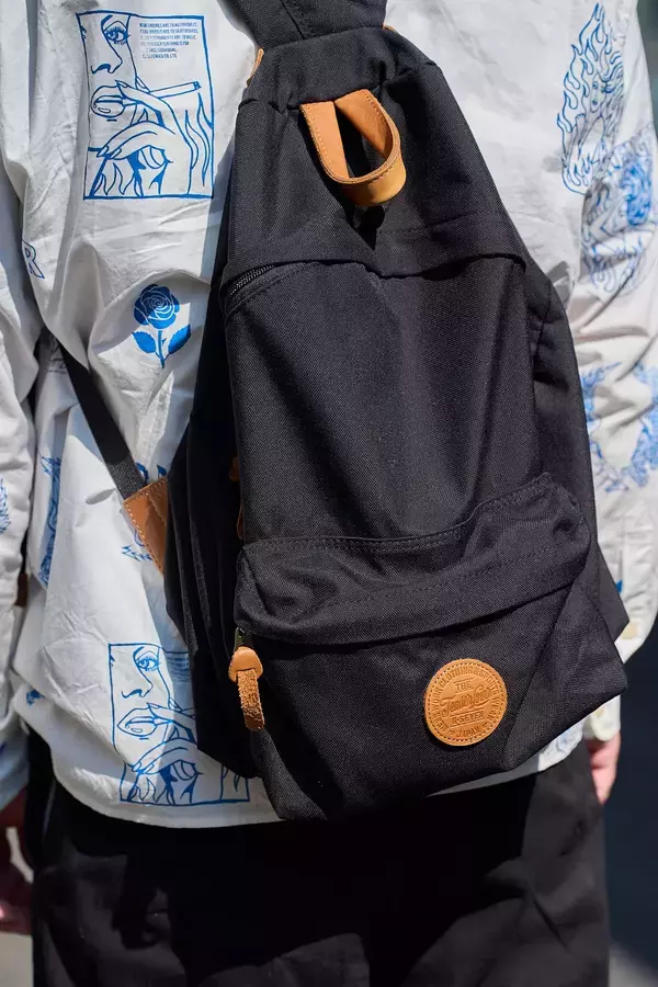 「青い「ヴァンズ」こそ夏の至高品！それ以外のアイテムはシンプルで。好例をスナップ！」の画像