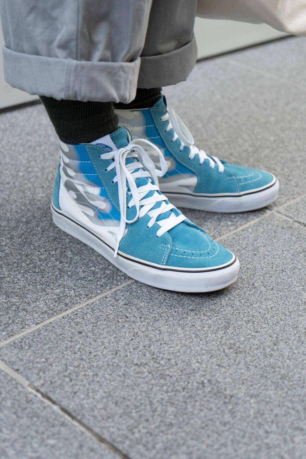 青い「ヴァンズ」こそ夏の至高品！それ以外のアイテムはシンプルで。好例をスナップ！