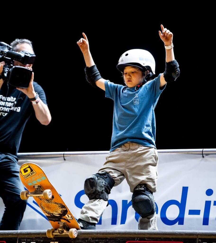 9歳スケートボーダーの河上恵蒔が世界初の技を次々に成功！ 世界最高峰