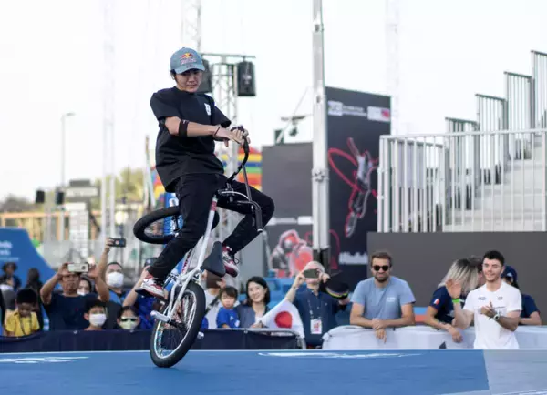 「今が人生で一番幸せ。佐々木元が悲願の世界選手権初優勝「2022UCIアーバンサイクリング世界選手権」BMXフラットランド種目」の画像