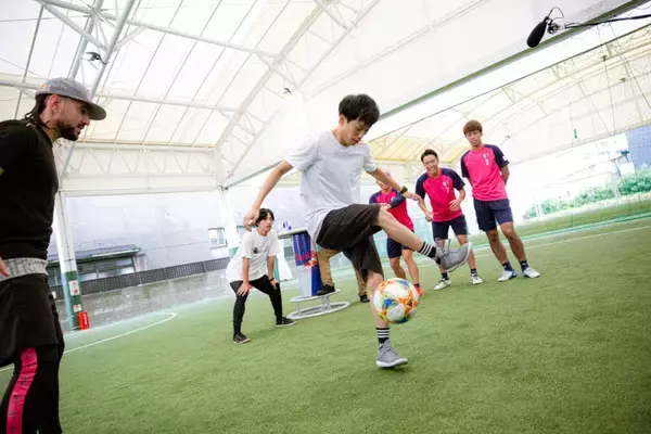 「フリースタイラーVSプロサッカー選手 プライドをかけた名勝負動画、公開」の画像