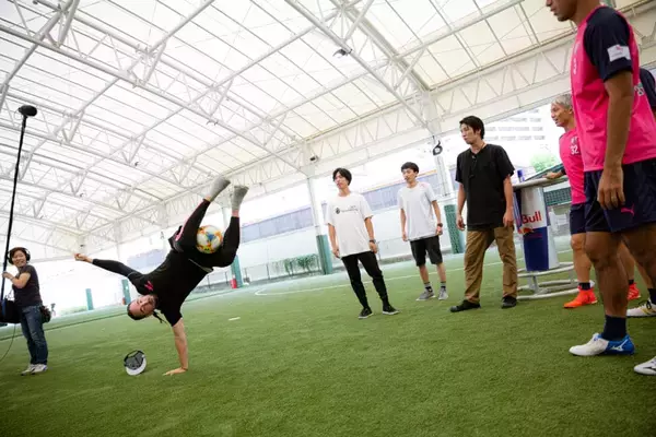 「フリースタイラーVSプロサッカー選手 プライドをかけた名勝負動画、公開」の画像