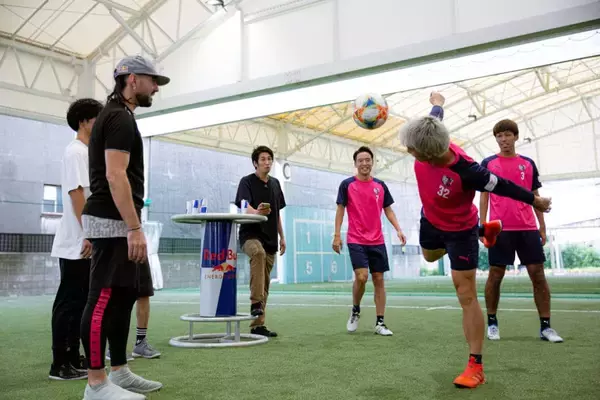 「フリースタイラーVSプロサッカー選手 プライドをかけた名勝負動画、公開」の画像