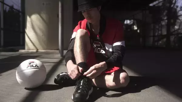 「FILA BASKETBALL 　FREESTYLE BASKETBALLER「BUG⁉」とのコラボコレクションを発売」の画像