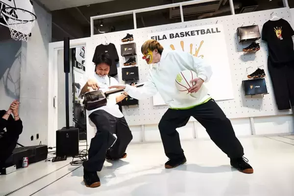 「FILA BASKETBALL 　FREESTYLE BASKETBALLER「BUG⁉」とのコラボコレクションを発売」の画像