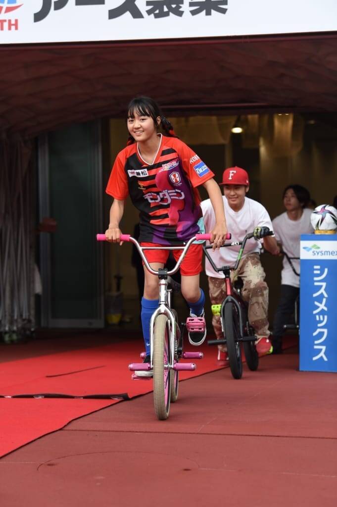 INAC神戸レオネッサのハーフタイムショーにてBMX FLATLANDが登場！本村果鈴も番号00を背負い盛り上げる！