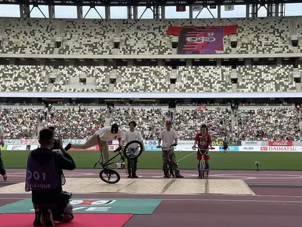 「INAC神戸レオネッサのハーフタイムショーにてBMX FLATLANDが登場！本村果鈴も番号00を背負い盛り上げる！」の画像