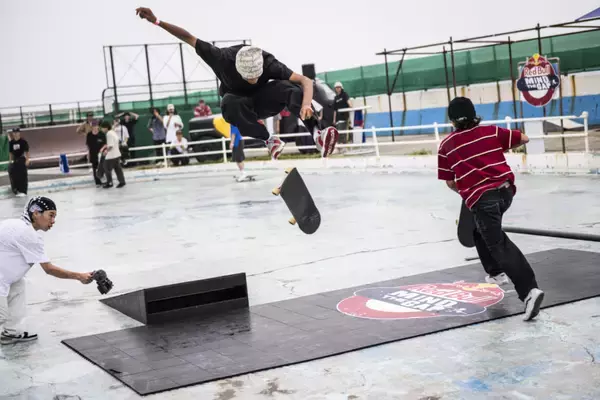「「スケートボードってカッコいい！」を体感する。スケーターのためのストリートイベント「Red Bull Mind the Gap」in Shonan」の画像