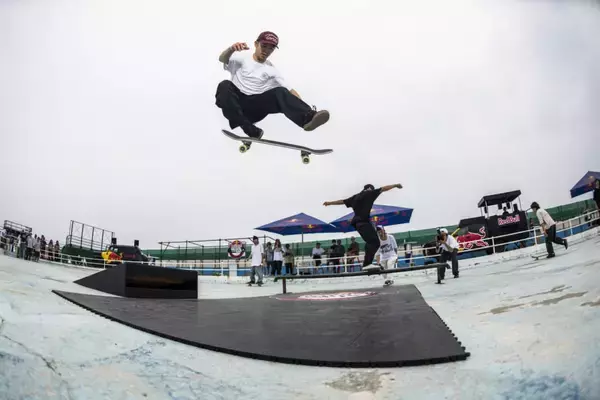 「「スケートボードってカッコいい！」を体感する。スケーターのためのストリートイベント「Red Bull Mind the Gap」in Shonan」の画像