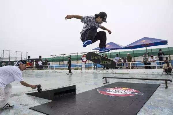 「「スケートボードってカッコいい！」を体感する。スケーターのためのストリートイベント「Red Bull Mind the Gap」in Shonan」の画像
