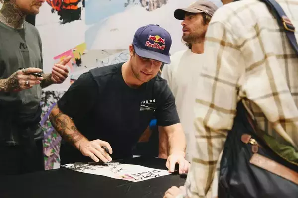 「Red BullとBurtonが2年の歳月をかけた長編スノーボードムービー『PAVED』のプレミア上映会が開催！」の画像