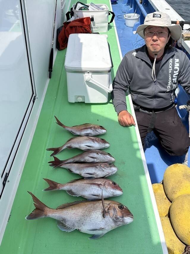 【釣果速報】神奈川県大松丸でマダイ全員ゲット＆竿頭16匹！活性上々で豪華なゲストが釣れる最高のシーズンに突入！