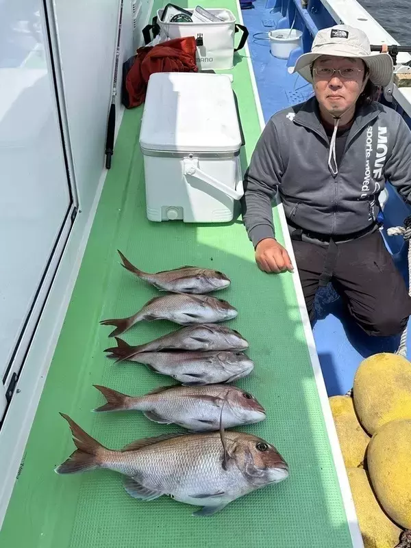 「【釣果速報】神奈川県大松丸でマダイ全員ゲット＆竿頭16匹！活性上々で豪華なゲストが釣れる最高のシーズンに突入！」の画像