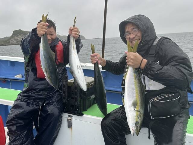 【釣果速報】神奈川県大松丸でワラサ全員ゲット＆4.00kgの大型出た！連日安打継続中の今が乗りドキ！