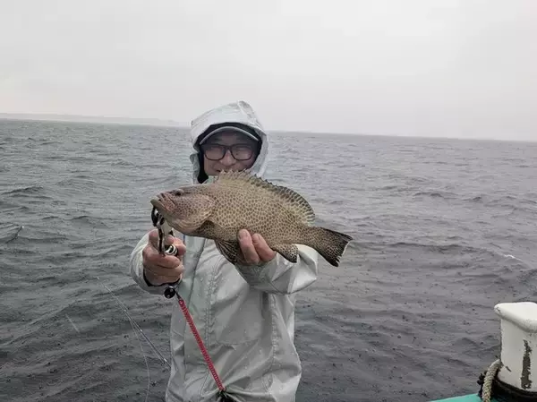 【釣果速報】神奈川県孝漁丸でアカハタざんまい！竿頭は8匹GET！赤い魚と青い海のコントラストがたまらない！