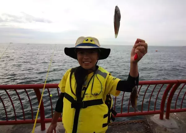 「家族でいけばもっと楽しくなる海釣り公園。誰でも釣れるオススメの釣り方3選」の画像
