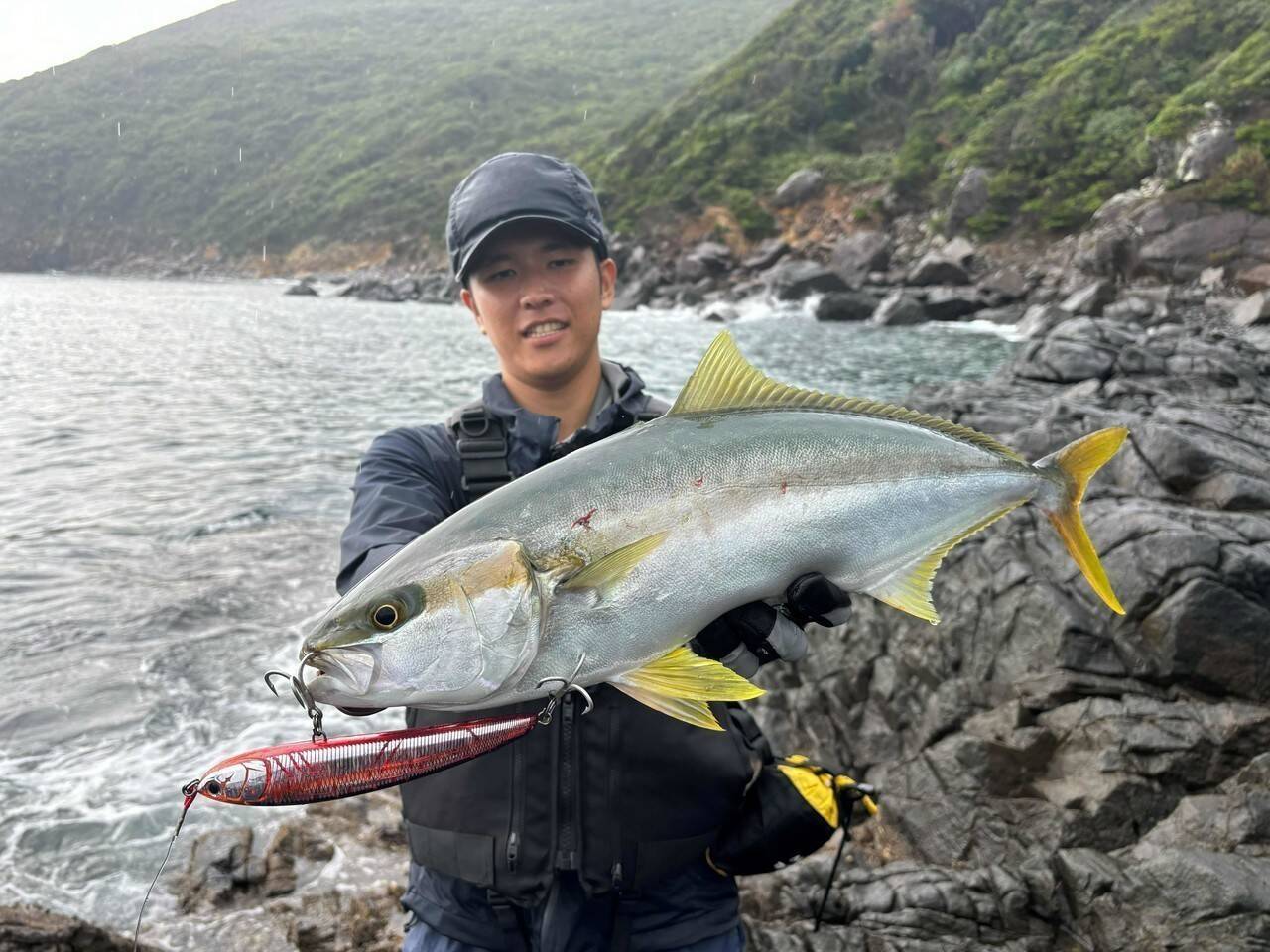 【フィッシングセミナー ロックショア編 第3回】：状況を打破する！時間帯・天候・海況に合わせたルアーローテーション術