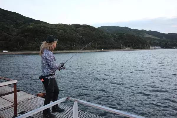 「超簡単太刀魚釣り！誰でもできる前西流。波止タチウオはライトテンヤがオススメな理由」の画像
