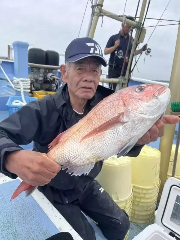 「【釣果速報】茨城県幸栄丸で4.50kgのど迫力マダイをキャッチ！！週末は大物マダイを捕まえに行きませんか？」の画像