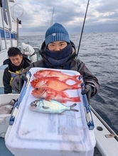 【釣果速報】神奈川県太郎丸でキンメダイざんまい！竿頭は8匹GET！赤い魚と青い海のコントラストがたまらない！