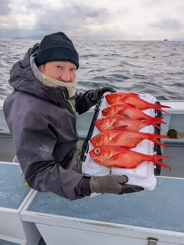 「【釣果速報】神奈川県太郎丸でキンメダイざんまい！竿頭は8匹GET！赤い魚と青い海のコントラストがたまらない！」の画像