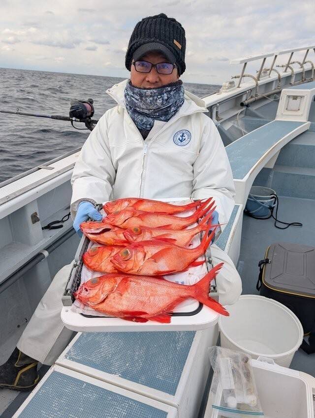 【釣果速報】神奈川県太郎丸でキンメダイざんまい！竿頭は8匹GET！赤い魚と青い海のコントラストがたまらない！