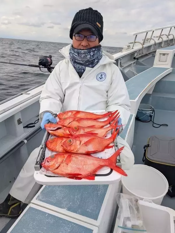 「【釣果速報】神奈川県太郎丸でキンメダイざんまい！竿頭は8匹GET！赤い魚と青い海のコントラストがたまらない！」の画像