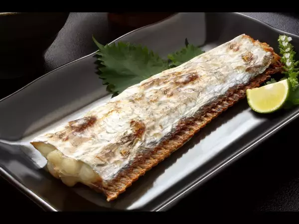 「太刀魚のカンタンなさばき方は？美味しい塩焼きにする方法をご紹介！」の画像