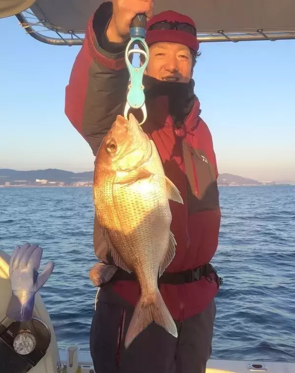 「【釣果速報】大阪府RAKU MARU（楽丸）でマダイ全員安打達成！仲間とわいわい釣りを楽しみたいならRAKU MARUに決まり！」の画像