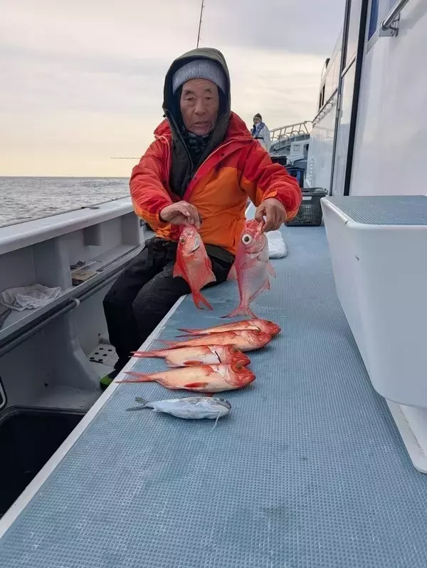「【釣果速報】クーラーボックスが真っ赤っ赤！良型キンメダイ爆釣でトップは17匹ゲット！神奈川県太郎丸の勢いに今後も期待大！」の画像