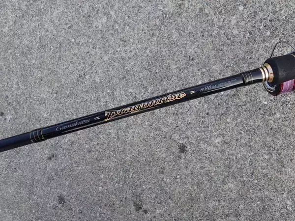 「波止タチウオテンヤ釣り最先端！前西喜弘さんが実践する軽量テンヤ＋高感度ロッド「ドラゴンライズS96M」が生みだすテンヤの「止め釣り」で、スレたタチウオもヒットの嵐！」の画像