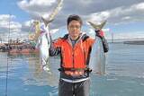 「【釣果速報】兵庫県魚英で誰もがうらやむ90cmブリをキャッチ！サワラ・サゴシも好調！あなたも乗船して青物三昧しませんか？」の画像1