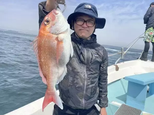 「【釣果速報】でか～～～～い！神奈川県村本海事で2.90kgのマダイキャッチ！現在、中～大鯛メインにコンスタントに釣れてる模様です！」の画像