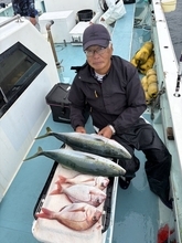 【釣果速報】神奈川県伝五郎丸で4.00kgのワラサをキャッチ！マダイのアタリも好調！秋の釣行ならこの船に決まり！