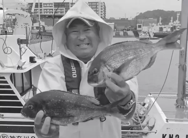 久里浜沖で朝イチ勝負！3本バリ仕掛けでダブル