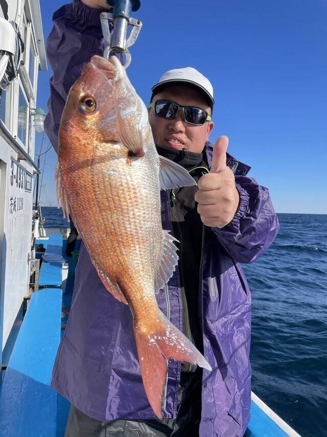 【釣果速報】茨城県ことぶき丸でマダイ・ワラサ・メバルなど多彩な魚種をゲット！数も型も大満足で釣り客全員テンションMAX！
