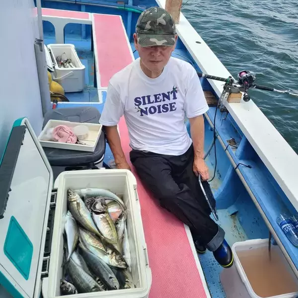 「【釣果速報】45cmのメガアジを筆頭に良型アジ続々上がる！質も味も大満足の釣りがしたいなら神奈川県成銀丸一択！」の画像