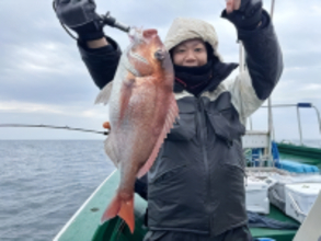 【釣果速報】雨風をものともせずマダイのヒットが連発！新潟県なかくに丸の釣行でクーラーボックスを人気魚種でいっぱいにしよう！
